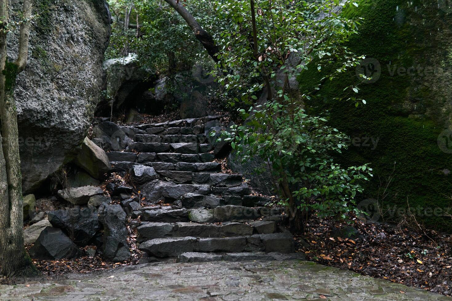 escalera hecho de natural Roca Entre rocas en antiguo paisaje parque foto