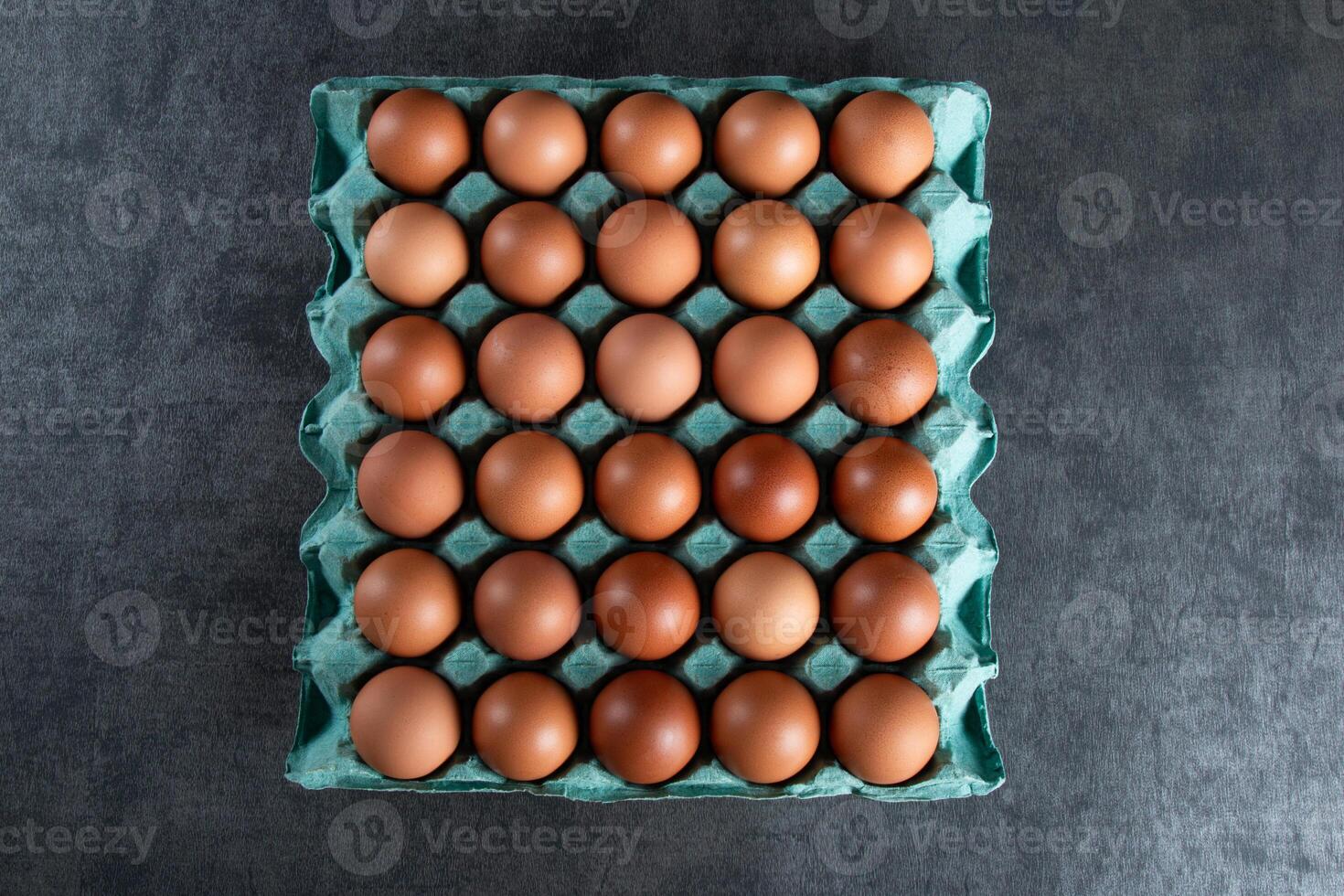 marrón huevo caja de cartón con gris antecedentes foto