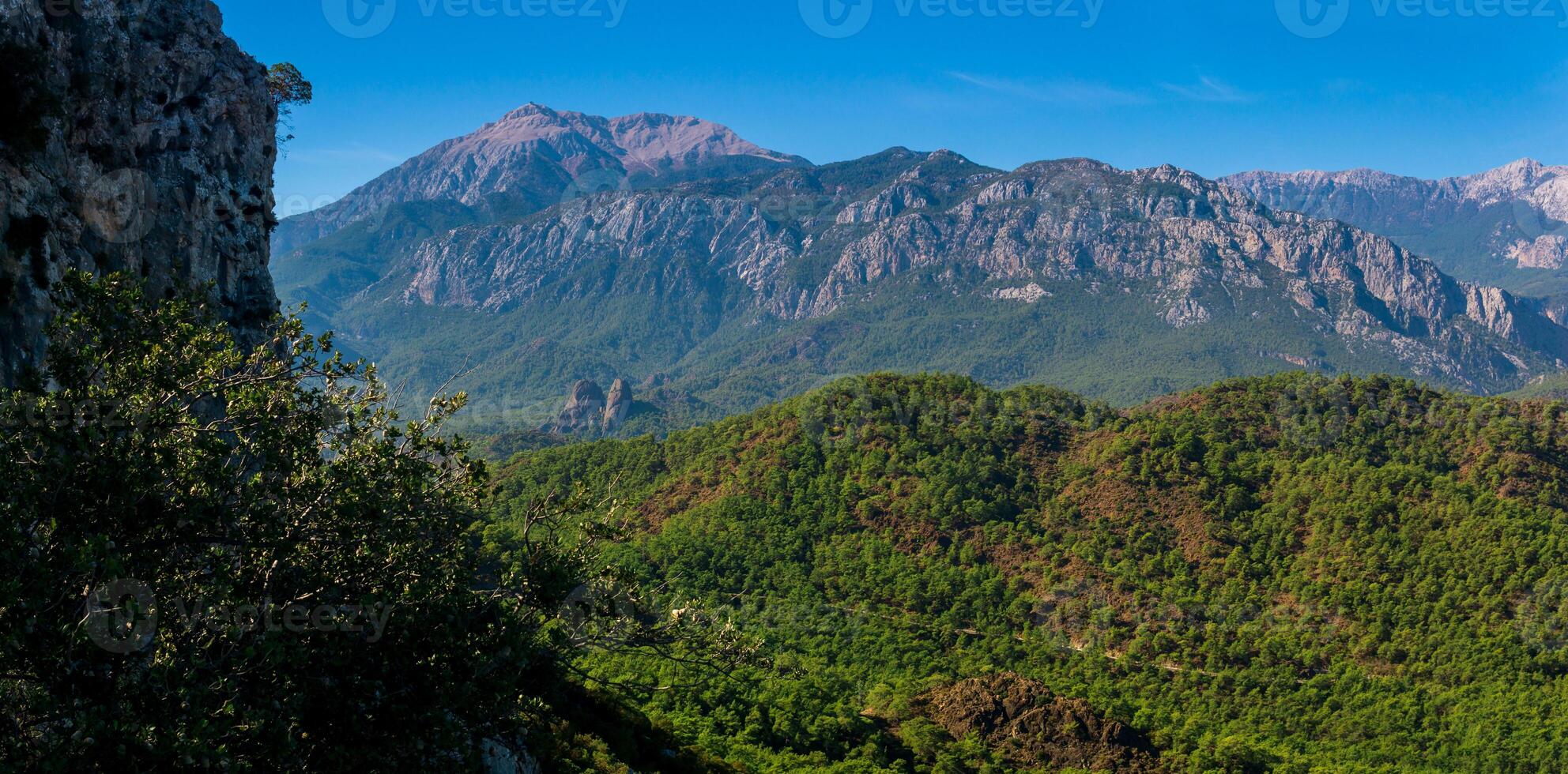 Mediterráneo montaña paisaje en el del Sur costa de Turquía con montar tahtali licio Olimpo en el distancia foto