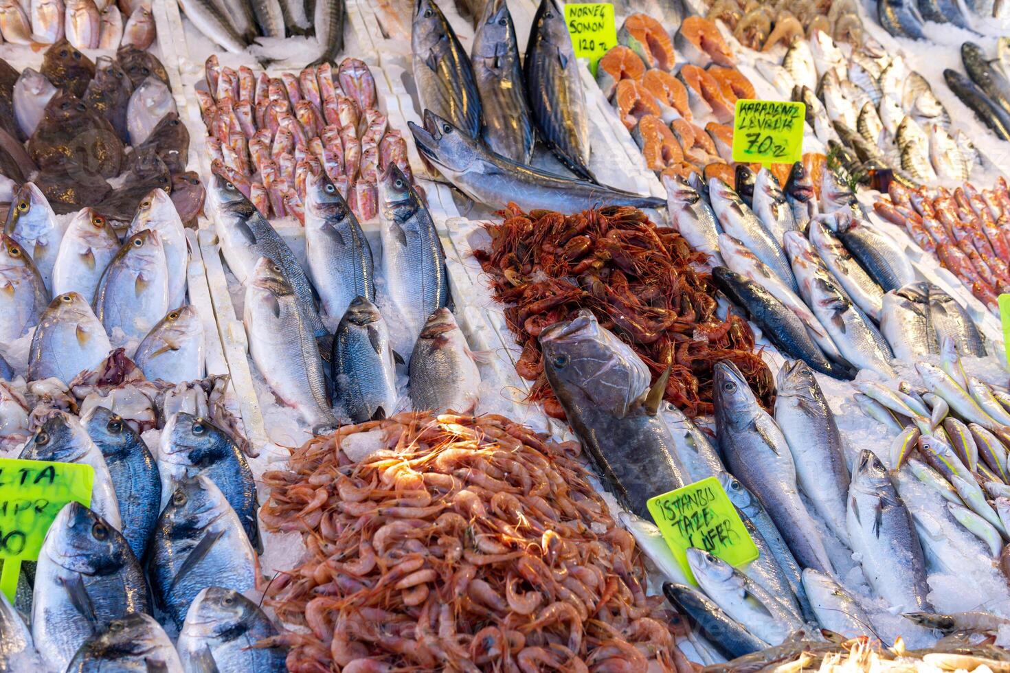 Fresco pescado en el mostrador a el pescado mercado foto