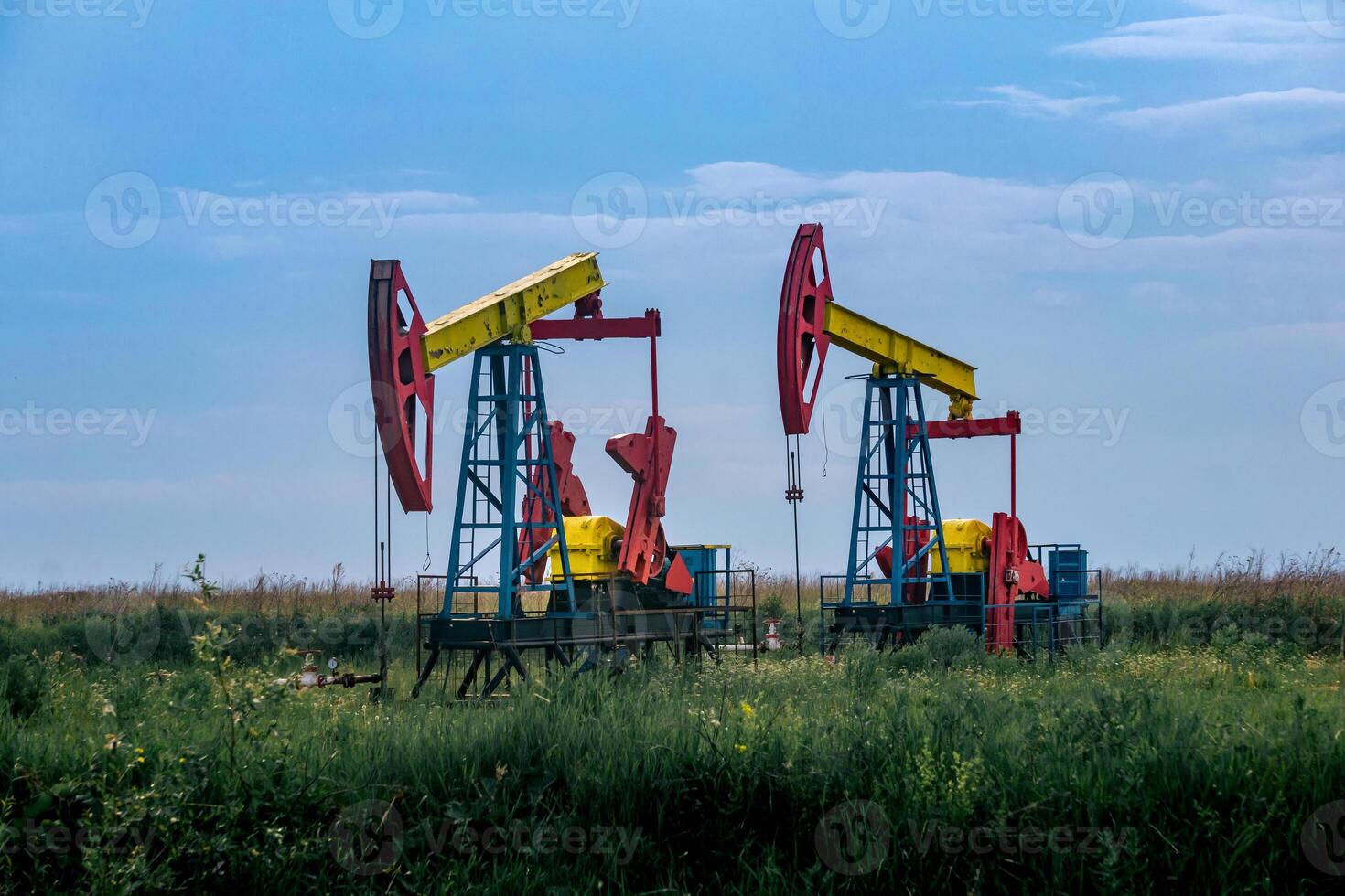 bombas operando a un petróleo bien en campo al aire libre foto