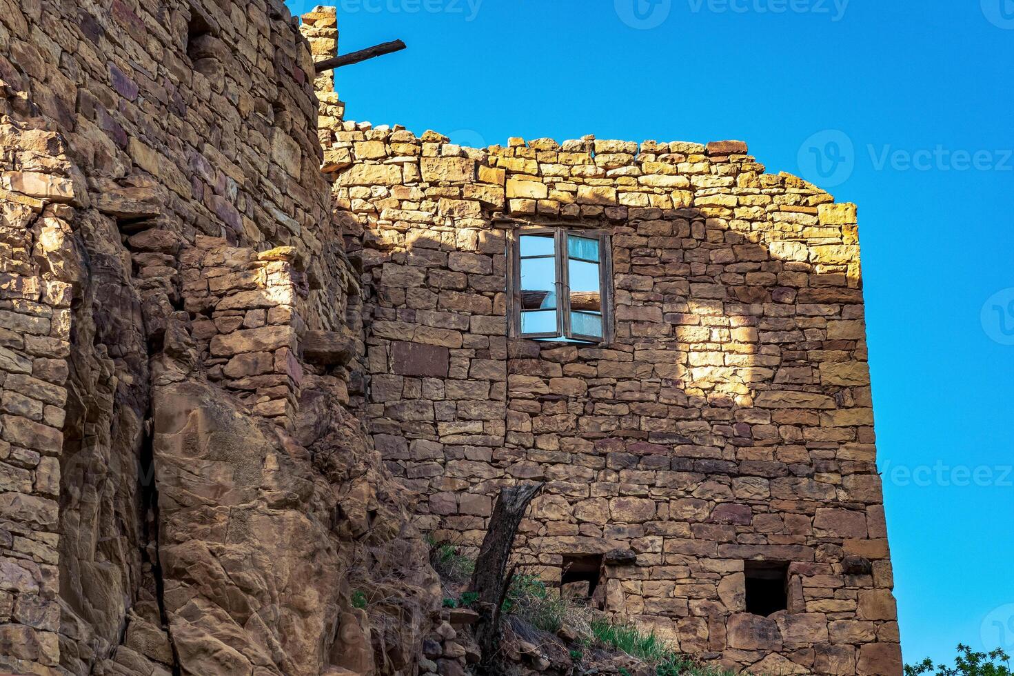 arruinado casa en contra el cielo en el antiguo abandonado pueblo de gamsutl foto