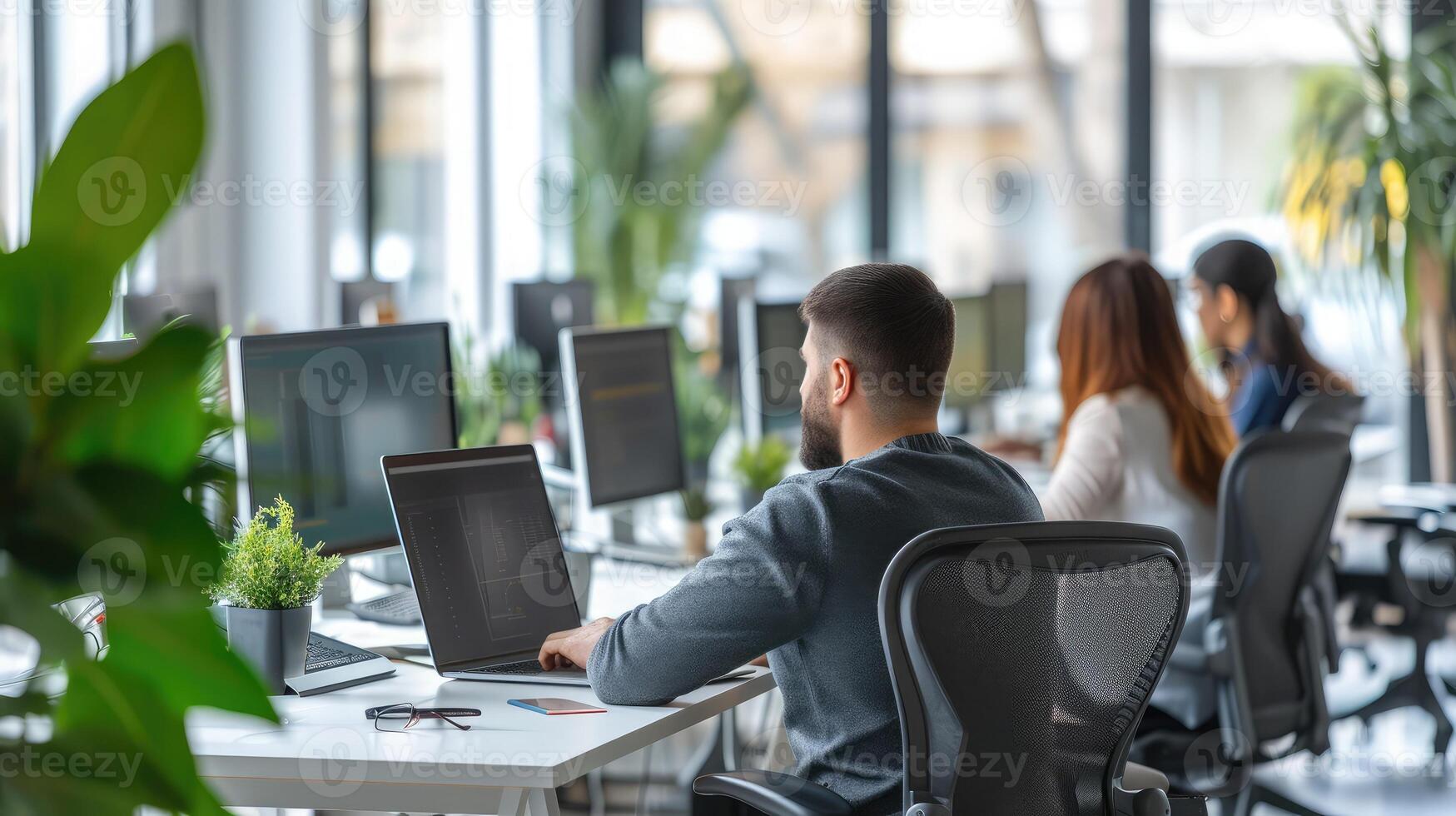 ai generado personas trabajando a ocupado moderno oficina en frente de ordenadores foto