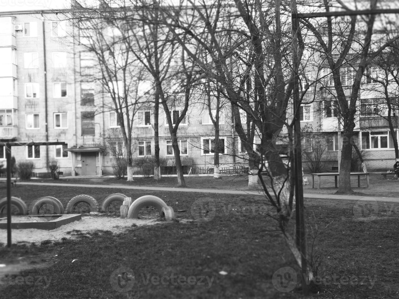retro negro y blanco foto de un ciudad yarda con un Departamento edificio