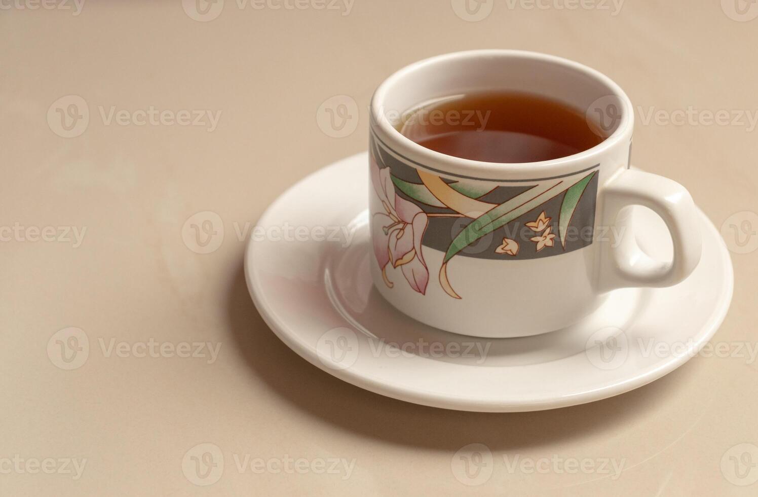 un taza de herbario té en sus platillo. después algunos ediciones foto