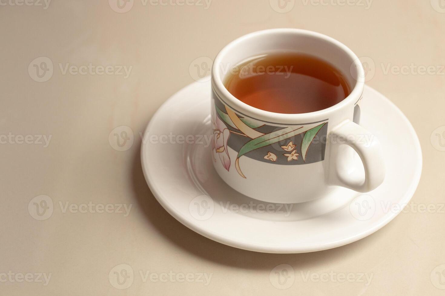 un taza de herbario té en sus platillo. después algunos ediciones foto