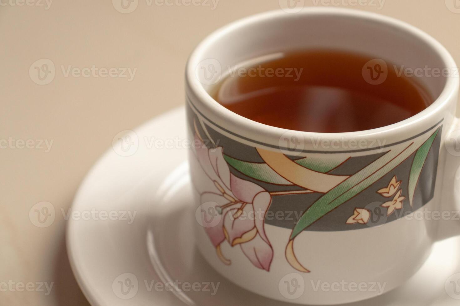 un taza de herbario té en sus platillo. después algunos ediciones foto