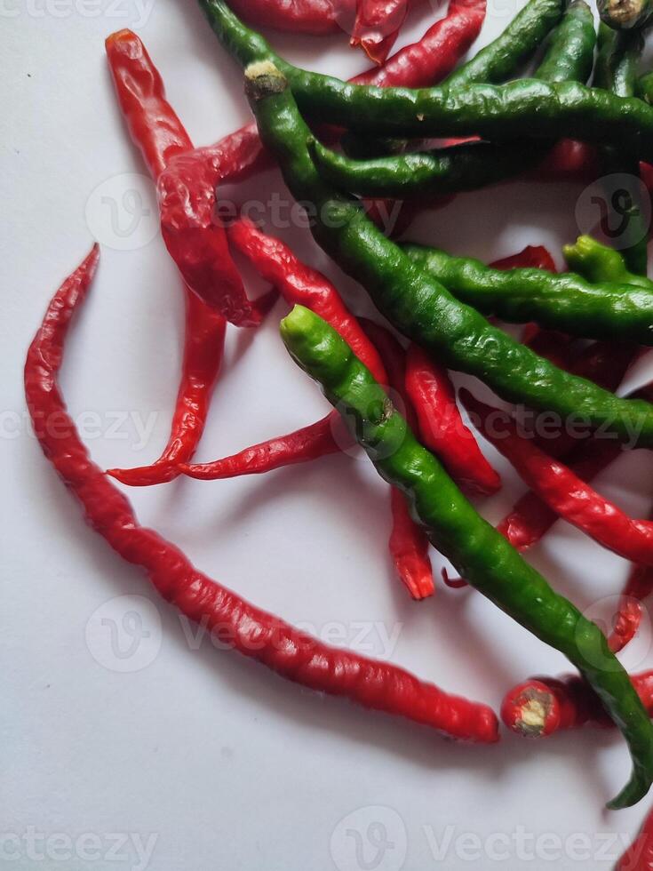 natural picante rojo y verde chiles. orgánico Fresco chile pimientos aislado en blanco. foto