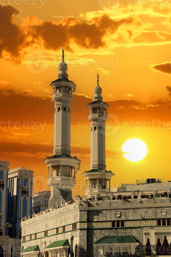 el minaretes de el la meca Kaaba. puesta de sol filtrar foto