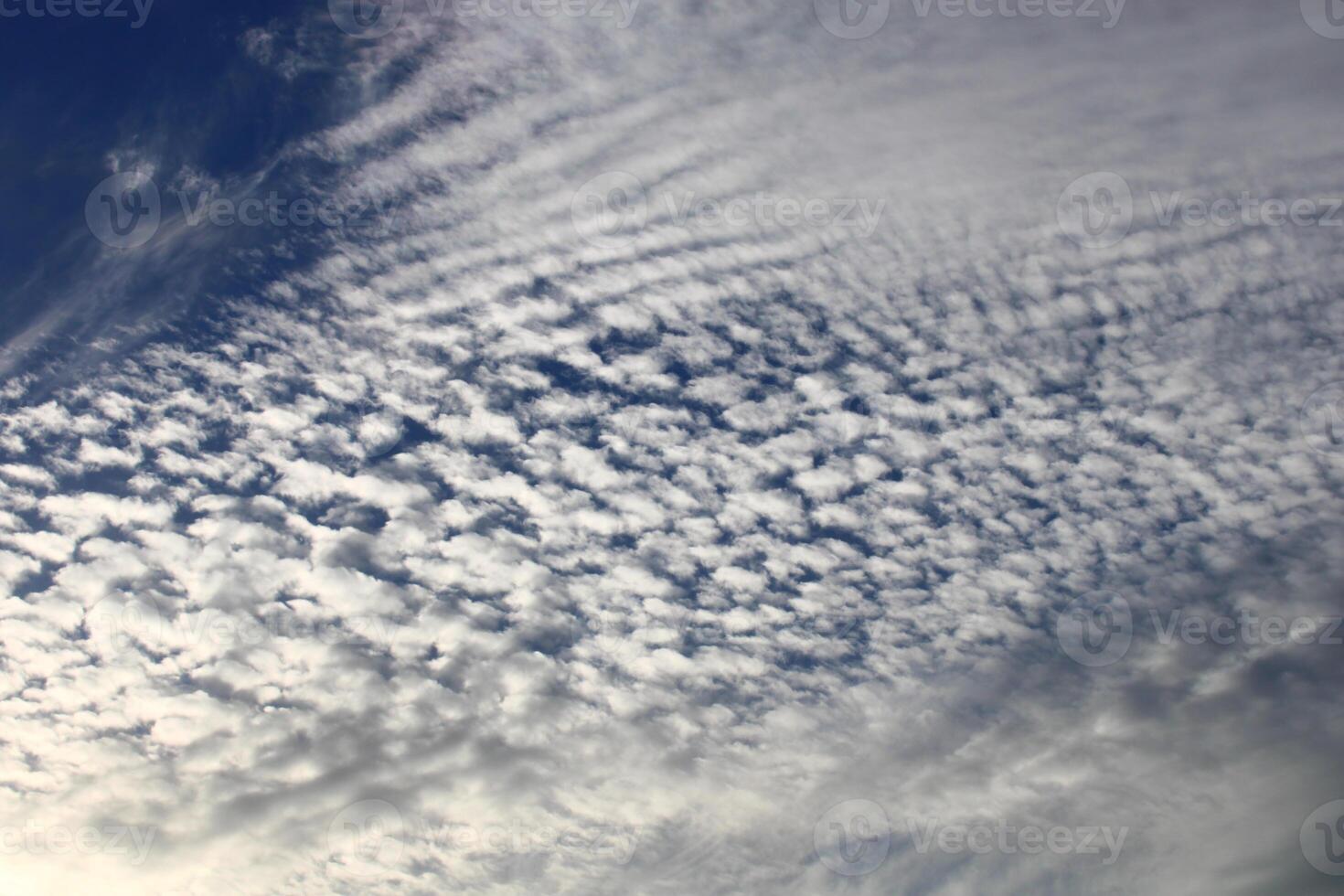 Cirrocumulus are formed by the deformation of Cirrus or Cirrostratus clouds or by the shrinkage of fragmented Altocumulus. photo