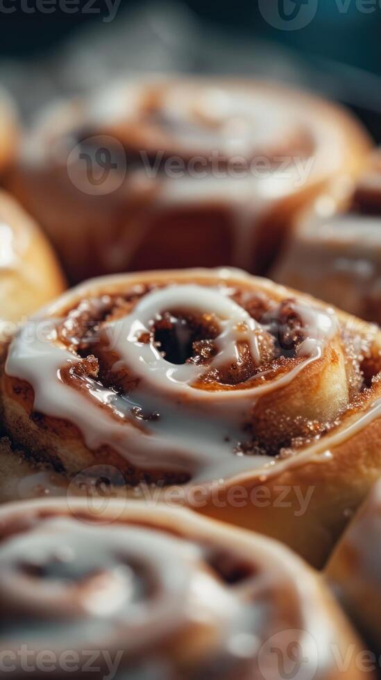 ai generado generativo ai, recién horneado canela bollo con blanco crema Formación de hielo, cerca arriba vertical foto