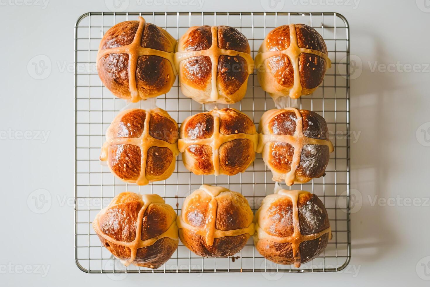 ai generado tradicional Pascua de Resurrección caliente cruzar bollos en un enfriamiento estante. ai generado foto