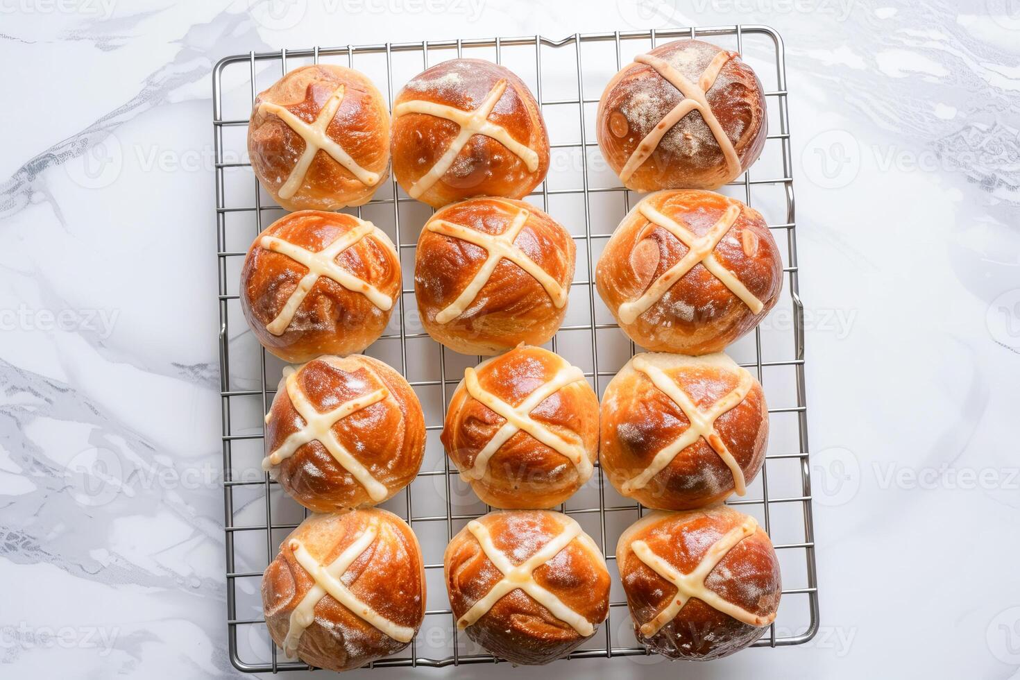 ai generado tradicional Pascua de Resurrección caliente cruzar bollos en un enfriamiento estante. ai generado foto