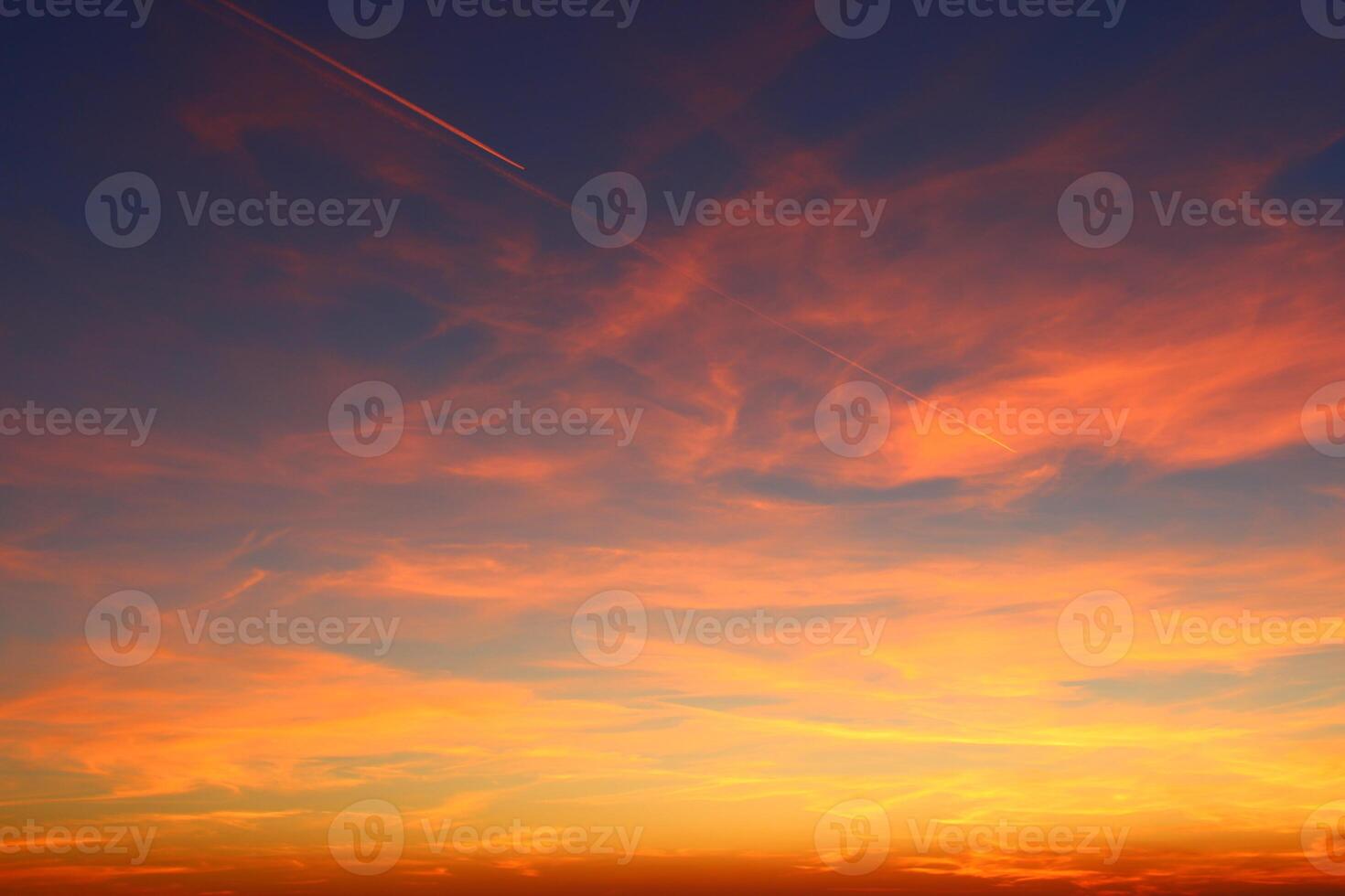 avión y sus sendero en el cielo. nubes y diferente color tonos en el cielo a puesta de sol. increíble y increíble puesta de sol. foto