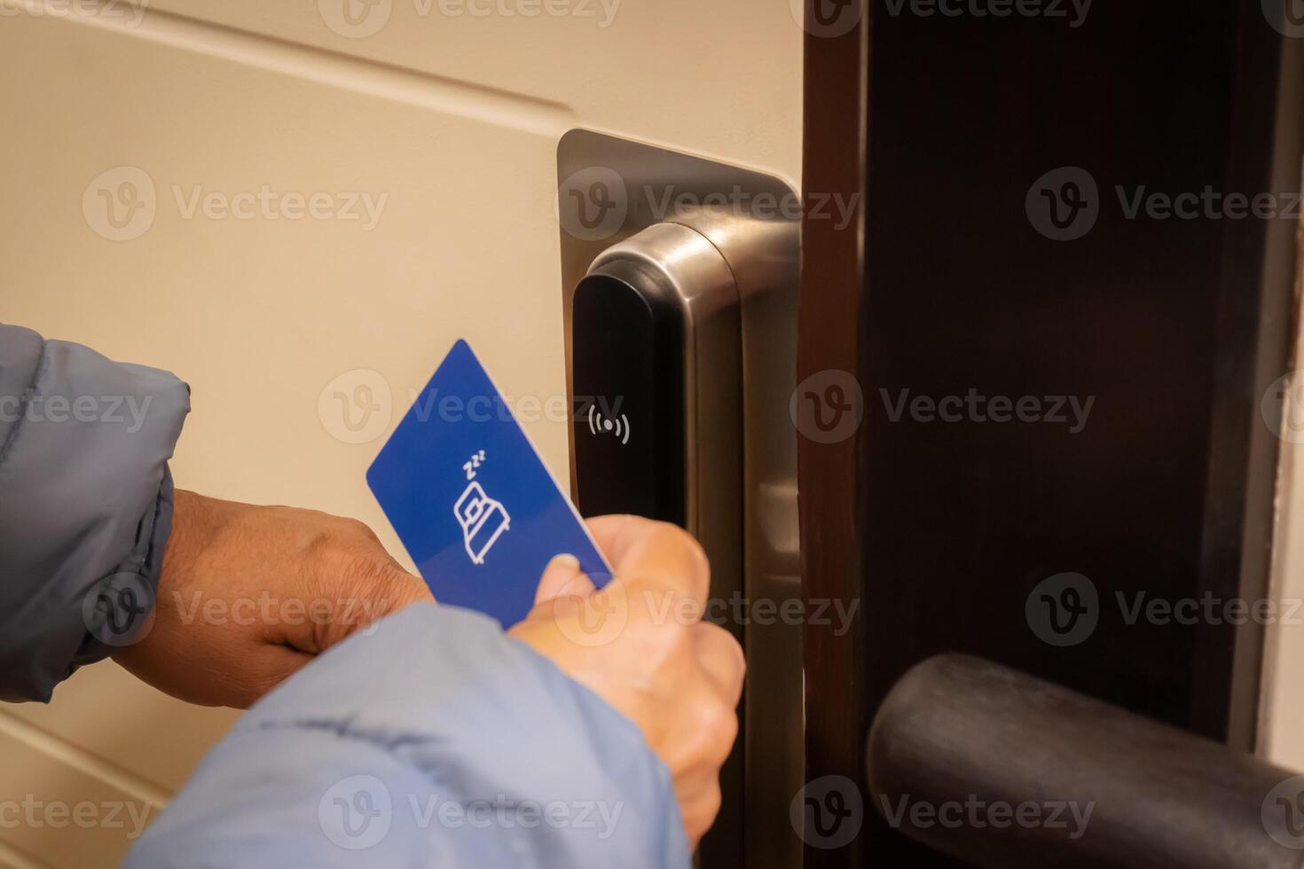 recortado Disparo ver de turista mujer utilizando tarjeta llave a desbloquear un electrónico puerta en lujo hotel. foto