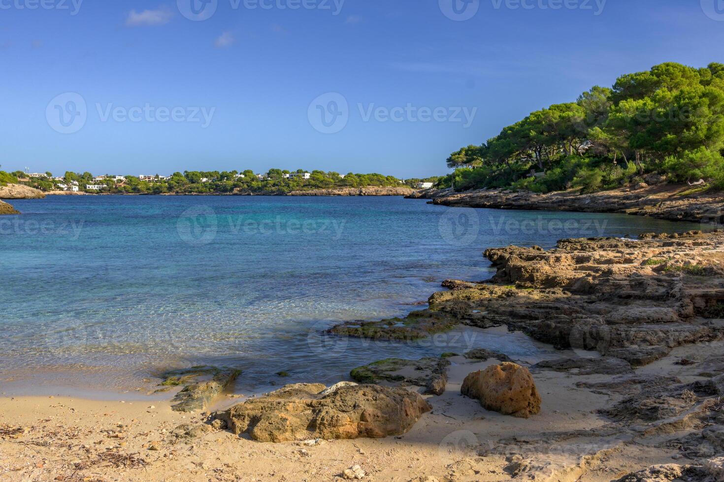 panorámico ver de un pequeño playa en mallorca,baleares islas foto