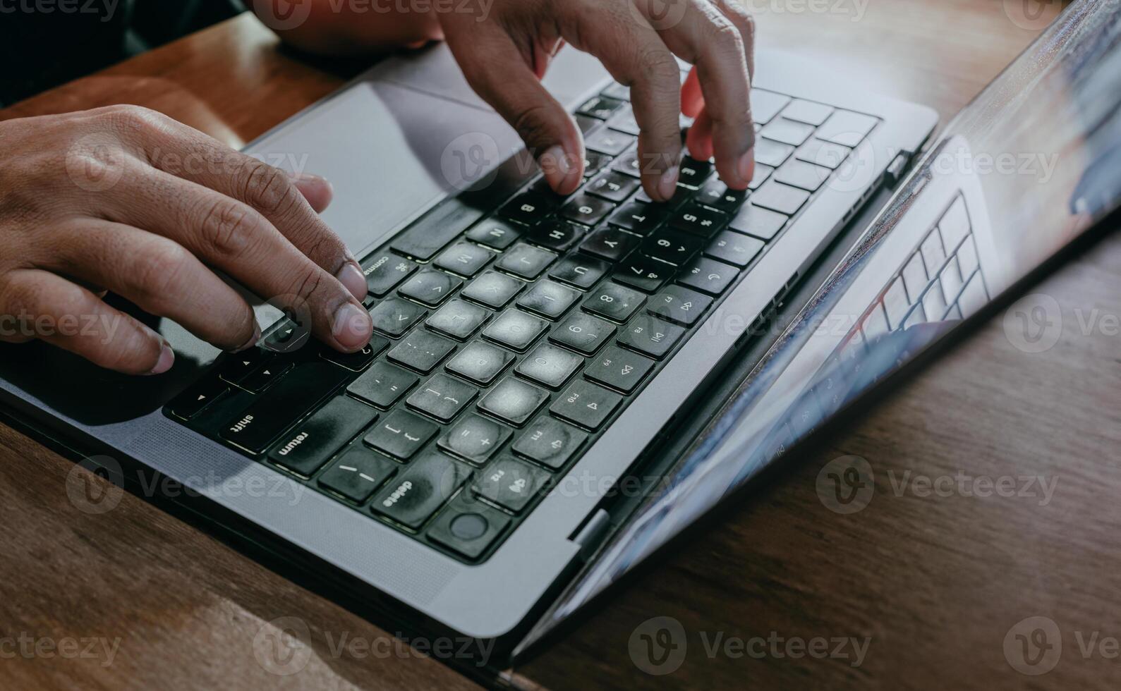 negocio hombre trabajando con ordenador portátil. hombre manos mecanografía en ordenador portátil teclado. gerente trabajo proceso. ordenador portátil en de madera mesa. social redes, planificación, comunicación. foto