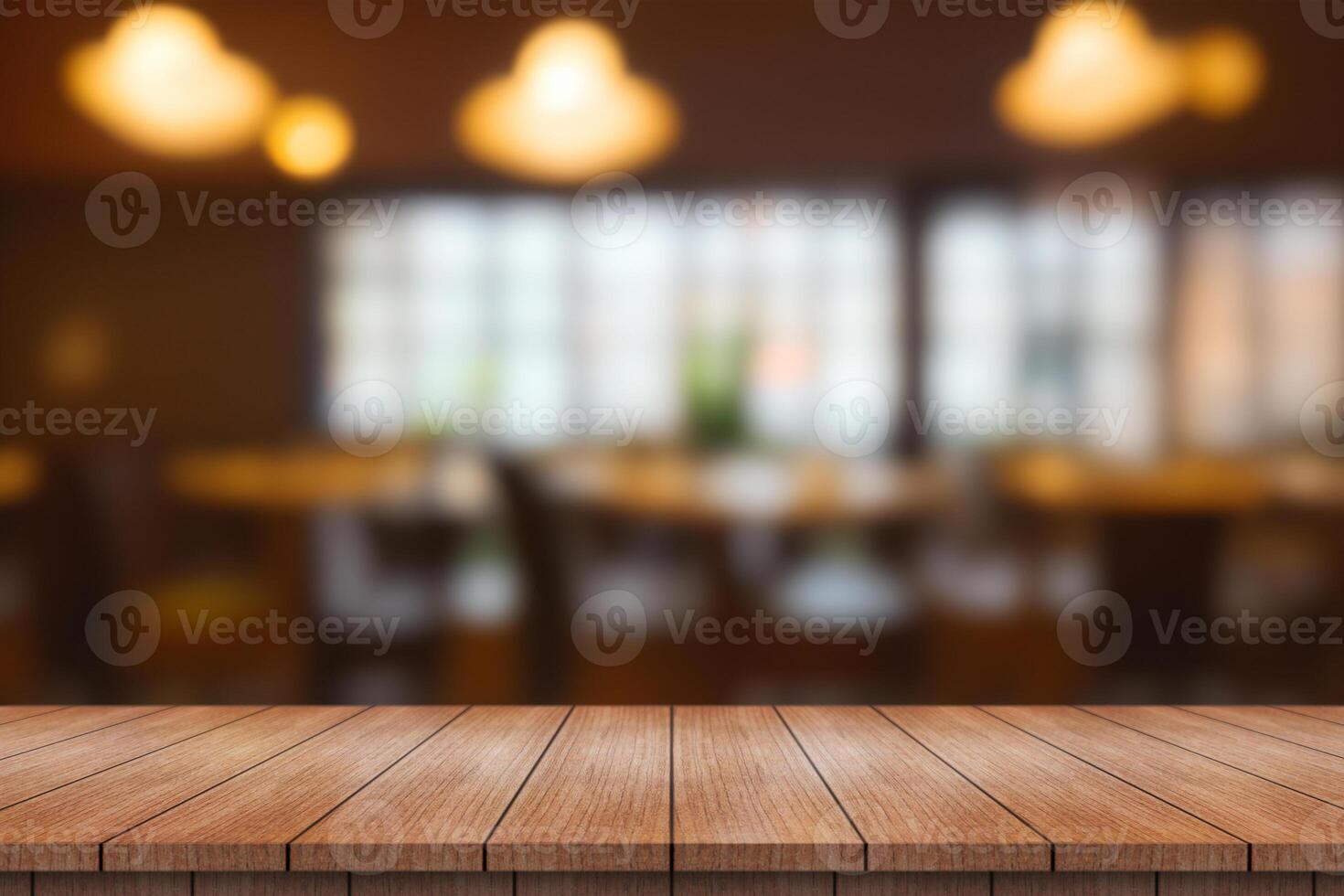 vacío de madera mesa parte superior con luces bokeh en difuminar restaurante antecedentes. foto