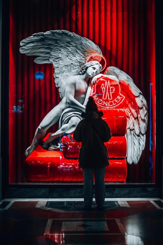 moncler Italia oficial tienda.compras en Milán. niña cerca un hermosa escaparate moncler en Milán galleria vittorio emanuele. italia, milano 01.01.2024 foto