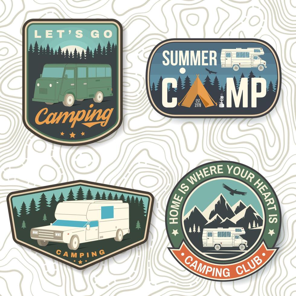 conjunto de verano acampar parches vector concepto para camisa o logo, imprimir, estampilla, parche o tee. Clásico tipografía diseño con rv remolque, cámping carpa, bosque, montaña silueta