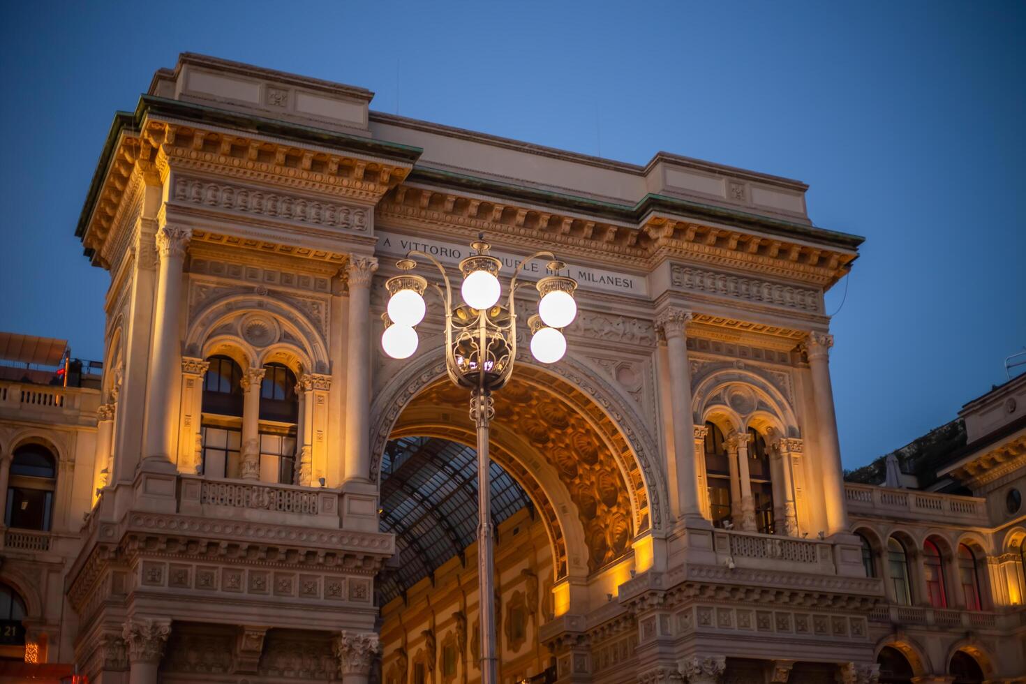 Milán, Italia 15.12.2023 el galleria vittorio emanuele ii en Milán. nuevo año. Navidad y invierno vacaciones. foto