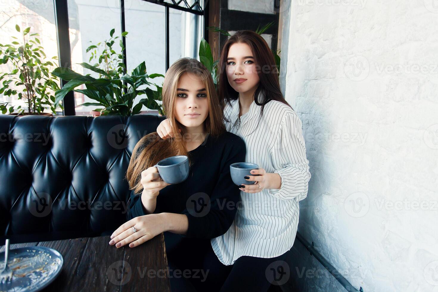 dos joven mujer tomando selfie con inteligente teléfono foto