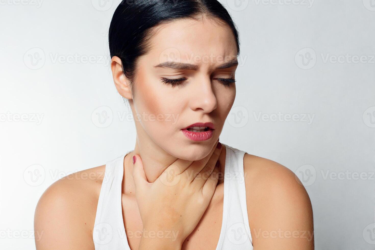 garganta dolor. de cerca de enfermo mujer con dolorido garganta sensación malo foto