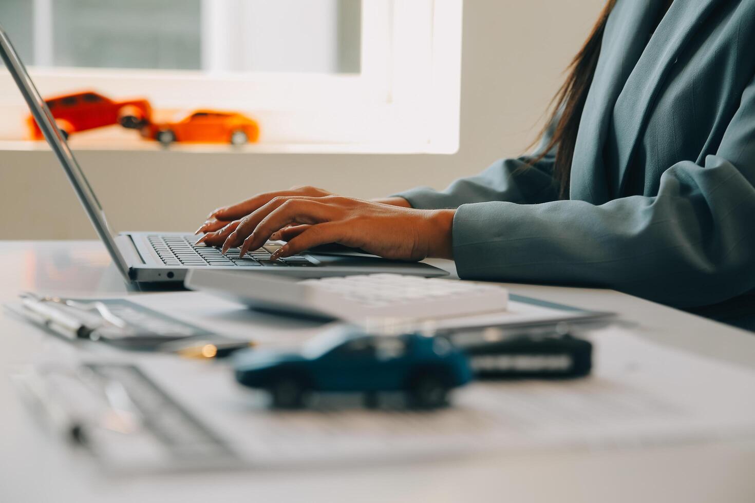 de cerca asiático masculino personas coche vendedor o ventas gerente ofertas a vender un coche y explica y lee el condiciones de firma un coche contrato y seguro. foto