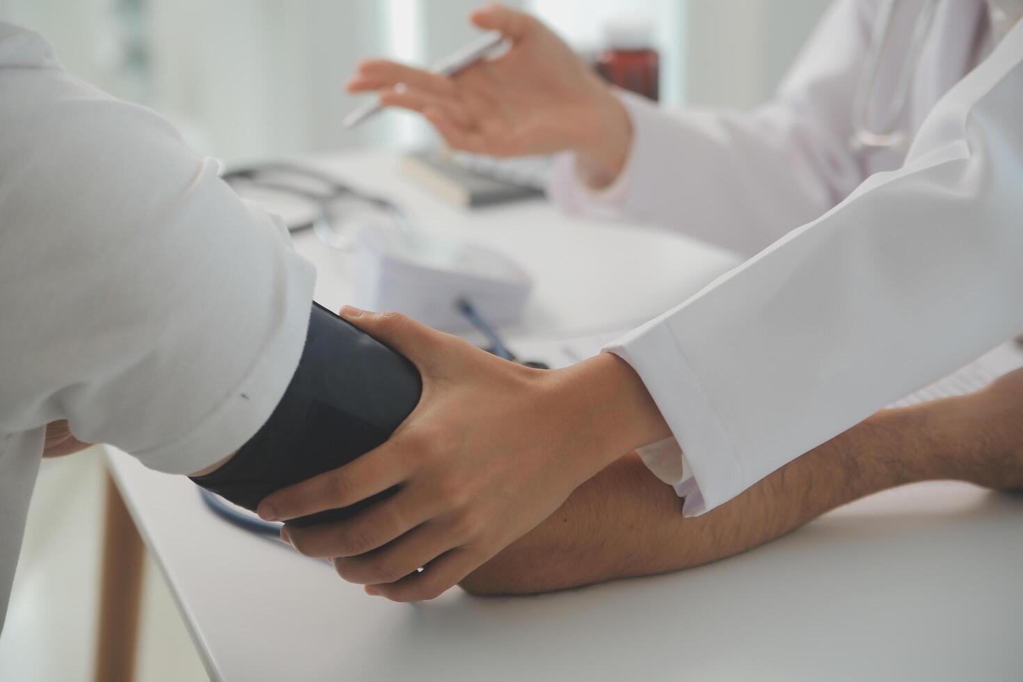 masculino médico usos un sangre presión monitor a cheque el cuerpo presión y legumbres de el pacientes quien ven a el hospital para chequeos, médico tratamiento y salud cuidado concepto. foto