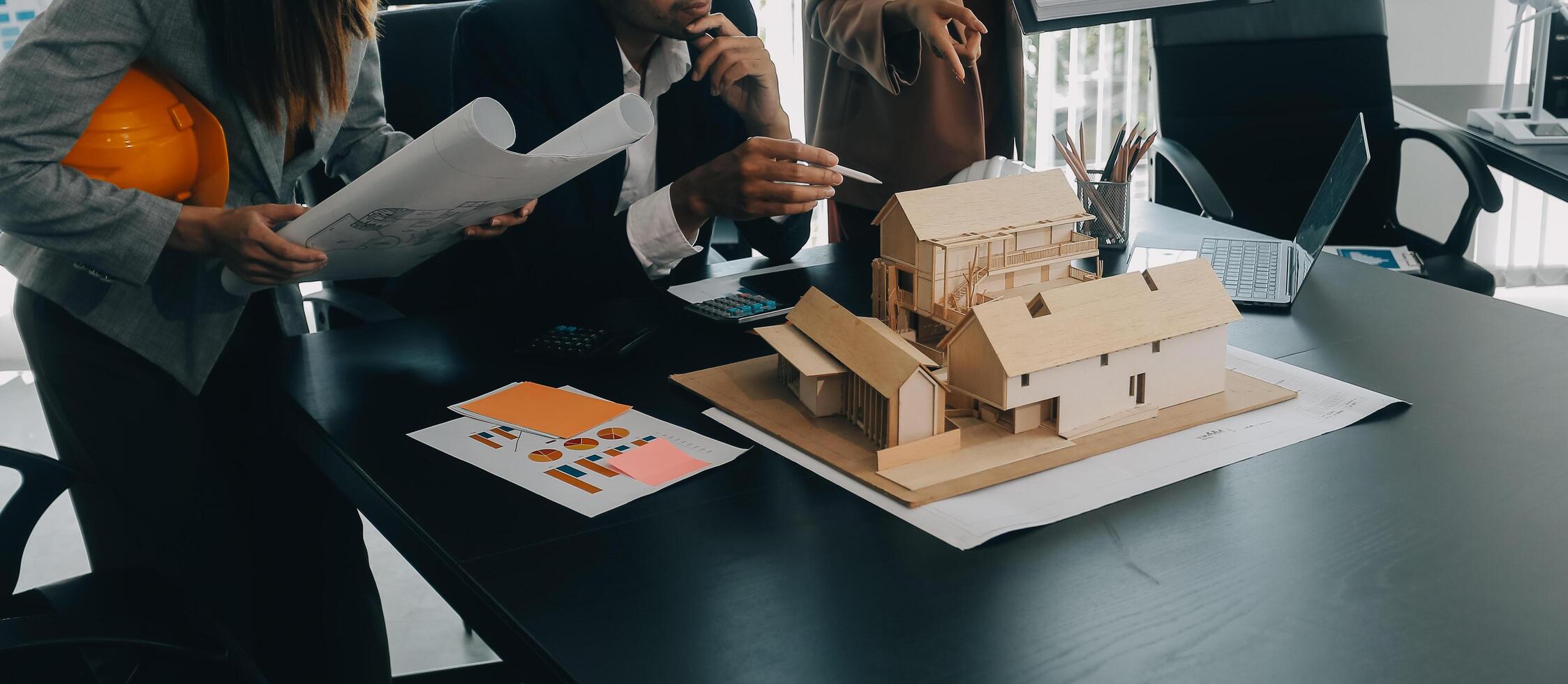 reunión de trabajo en equipo de ingenieros, trabajo de dibujo en la reunión de planos para el trabajo del proyecto con un socio en la construcción de modelos y herramientas de ingeniería en el concepto de sitio de trabajo, construcción y estructura. foto