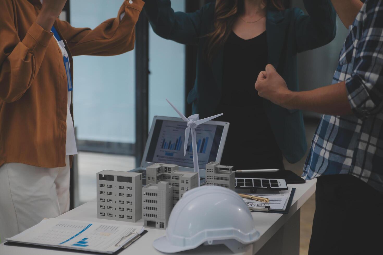 eléctrico ingeniero con empresario que se discute nuevo proyecto instalación solar célula panel en el techo de edificio. alternativa energía concepto. foto