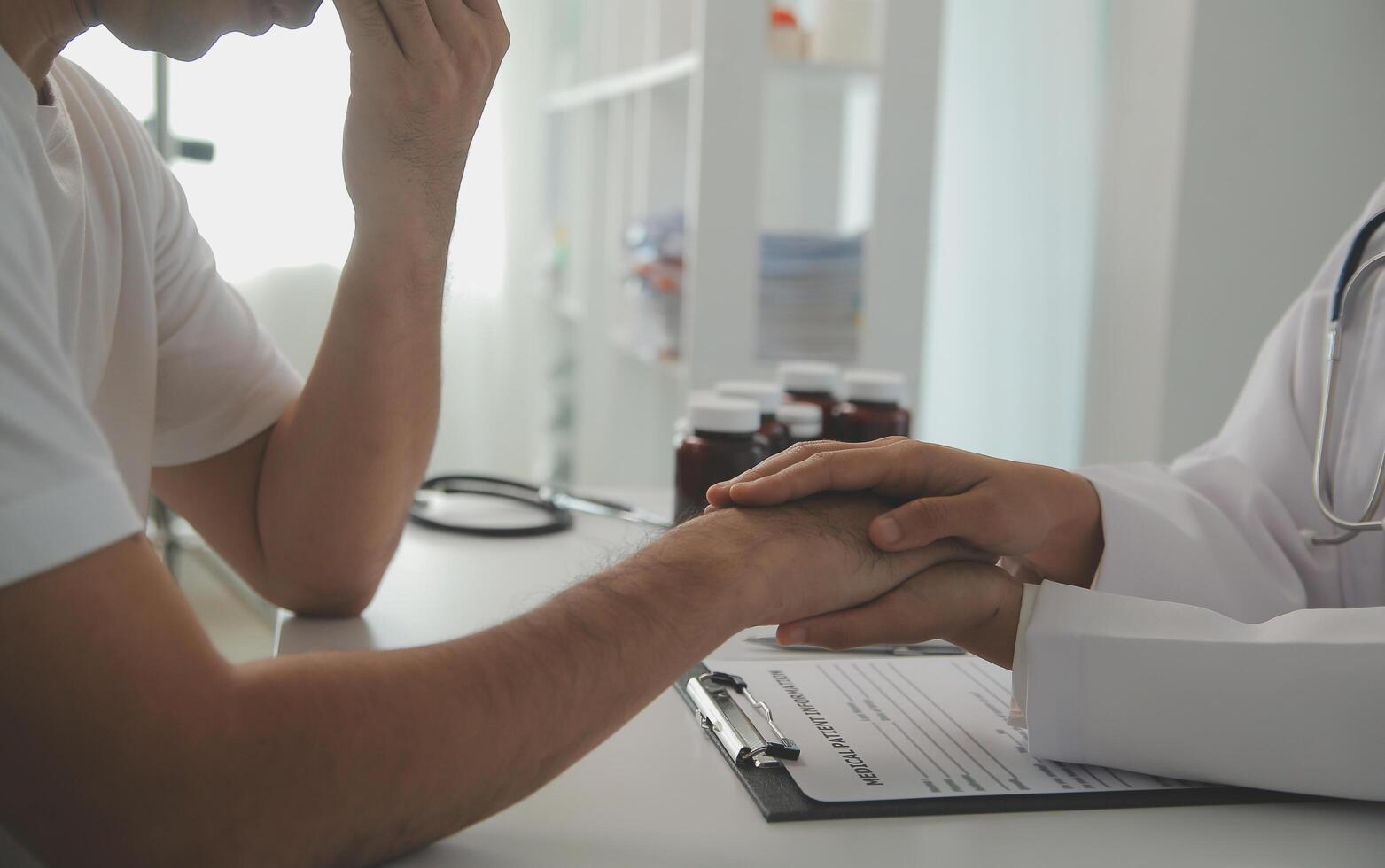 servicio de enfermería domiciliaria y cardiología asistencial a personas mayores. Primer plano de una joven doctora hispana enfermera comprobar los latidos del corazón de un hombre caucásico maduro usando un estetoscopio durante la visita foto