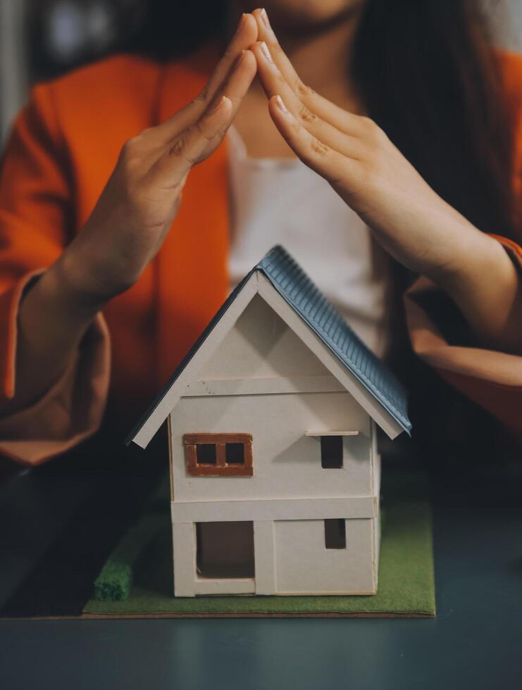 real estate agent Delivering sample homes to customers, mortgage loan contracts. Make a contract for hire purchase and sale of a house. and home insurance contracts, home mortgage loan concepts photo