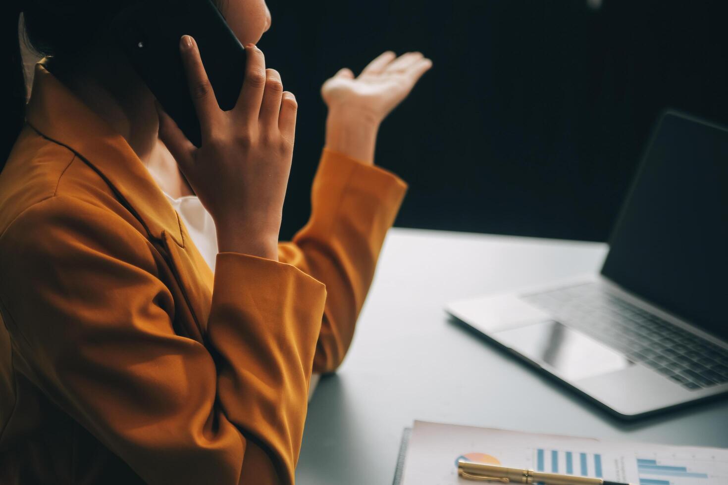 mujer de negocios asiática con traje formal en la oficina feliz y alegre durante el uso del teléfono inteligente y el trabajo foto