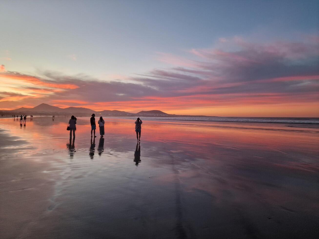 puesta de sol en famara playa en lanzarote isla foto