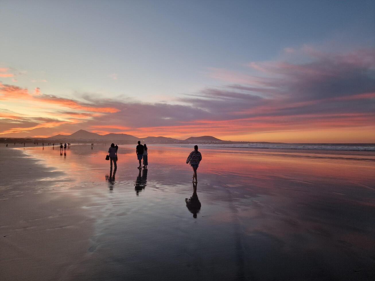 puesta de sol en famara playa en lanzarote isla foto