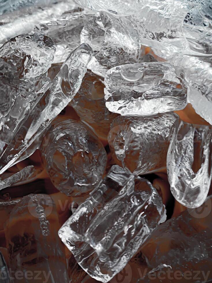 cubos de hielo fondo,cubitos de hielo textura, cubitos de hielo papel pintado, hielo ayuda a sensación refrescado y frio agua desde el cubos de hielo ayuda el agua actualizar tu vida y sensación bueno.hielo bebidas para refresco negocio foto