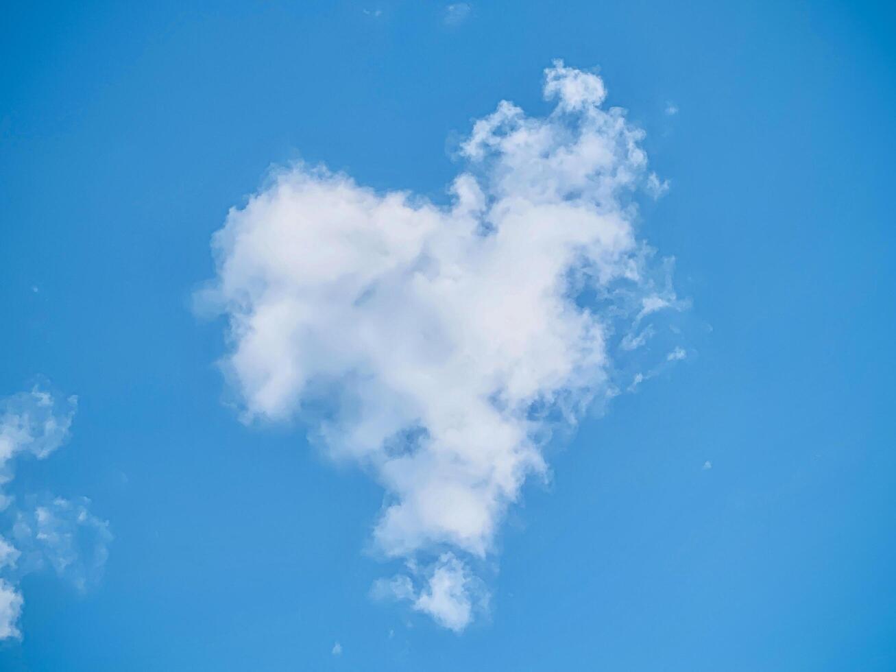 cielo y mullido nube paisaje en el Mañana es increíblemente calmante a comienzo el dia cielo y mullido blanco nube hecho yo sensación relajado,cielo y mullido nube paisaje tomar un majestuoso y asombroso belleza foto