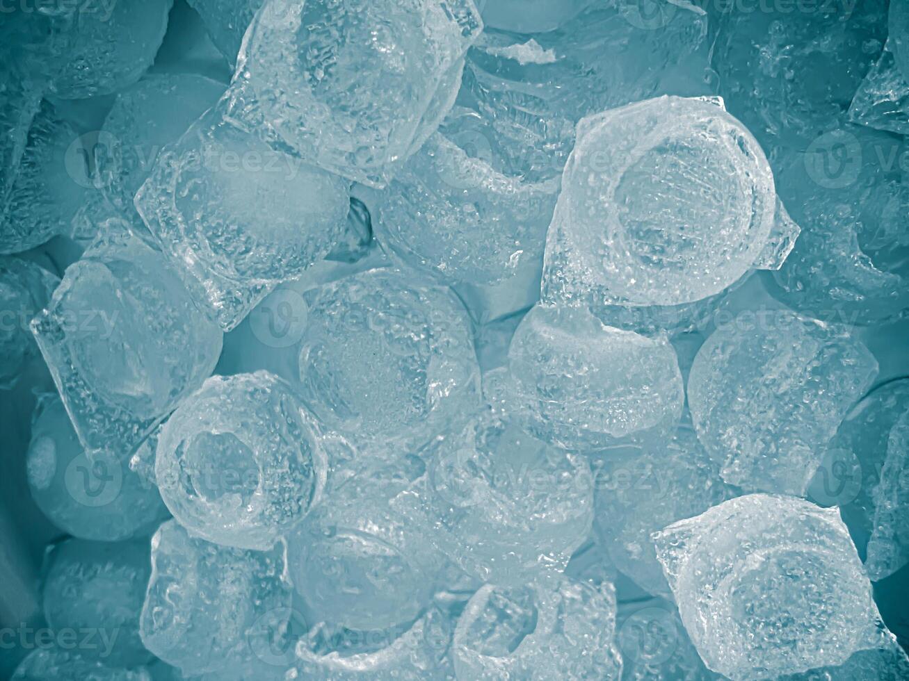 cubos de hielo fondo,cubitos de hielo textura, cubitos de hielo papel pintado, hielo ayuda a sensación refrescado y frio agua desde el cubos de hielo ayuda el agua actualizar tu vida y sensación bueno.hielo bebidas para refresco negocio foto