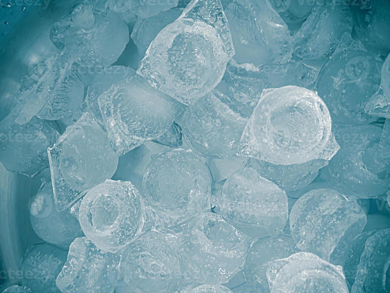 cubos de hielo fondo,cubitos de hielo textura, cubitos de hielo papel pintado, hielo ayuda a sensación refrescado y frio agua desde el cubos de hielo ayuda el agua actualizar tu vida y sensación bueno.hielo bebidas para refresco negocio foto