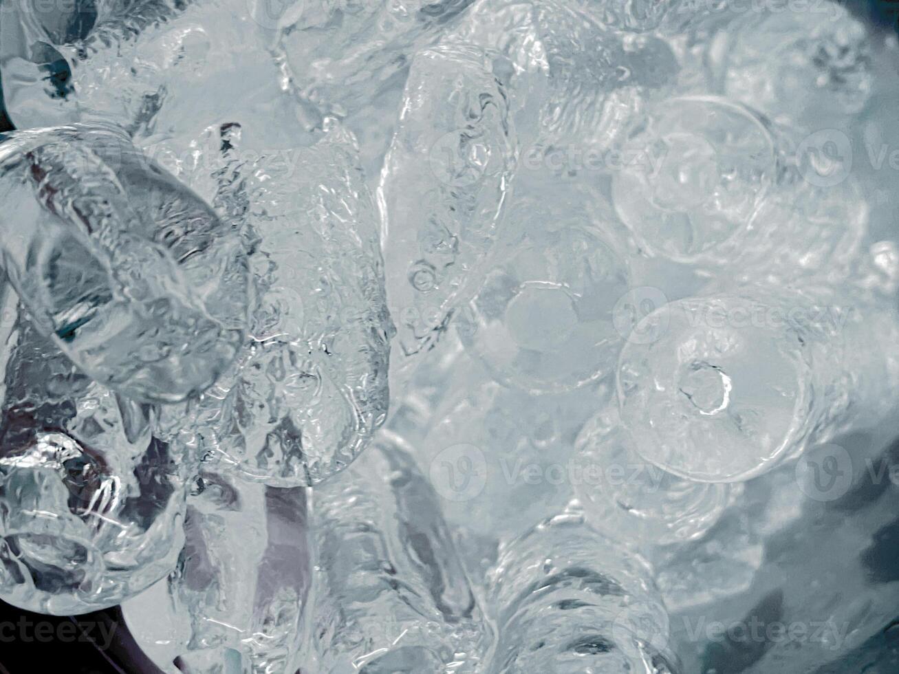 cubos de hielo fondo,cubitos de hielo textura, cubitos de hielo papel pintado, hielo ayuda a sensación refrescado y frio agua desde el cubos de hielo ayuda el agua actualizar tu vida y sensación bueno.hielo bebidas para refresco negocio foto