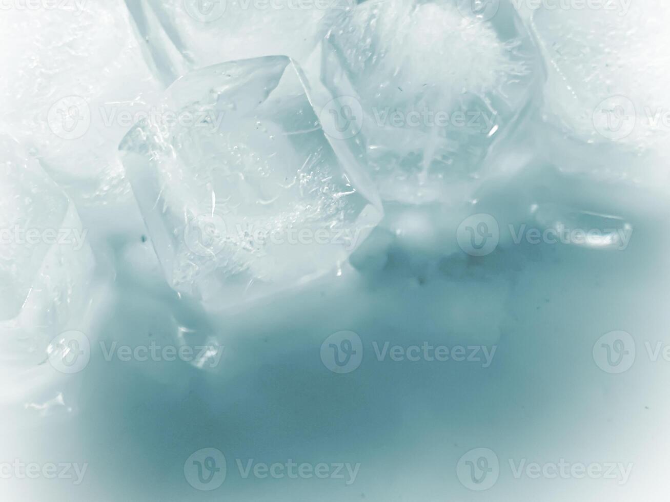 cubos de hielo fondo,cubitos de hielo textura, cubitos de hielo papel pintado, hielo ayuda a sensación refrescado y frio agua desde el cubos de hielo ayuda el agua actualizar tu vida y sensación bueno.hielo bebidas para refresco negocio foto