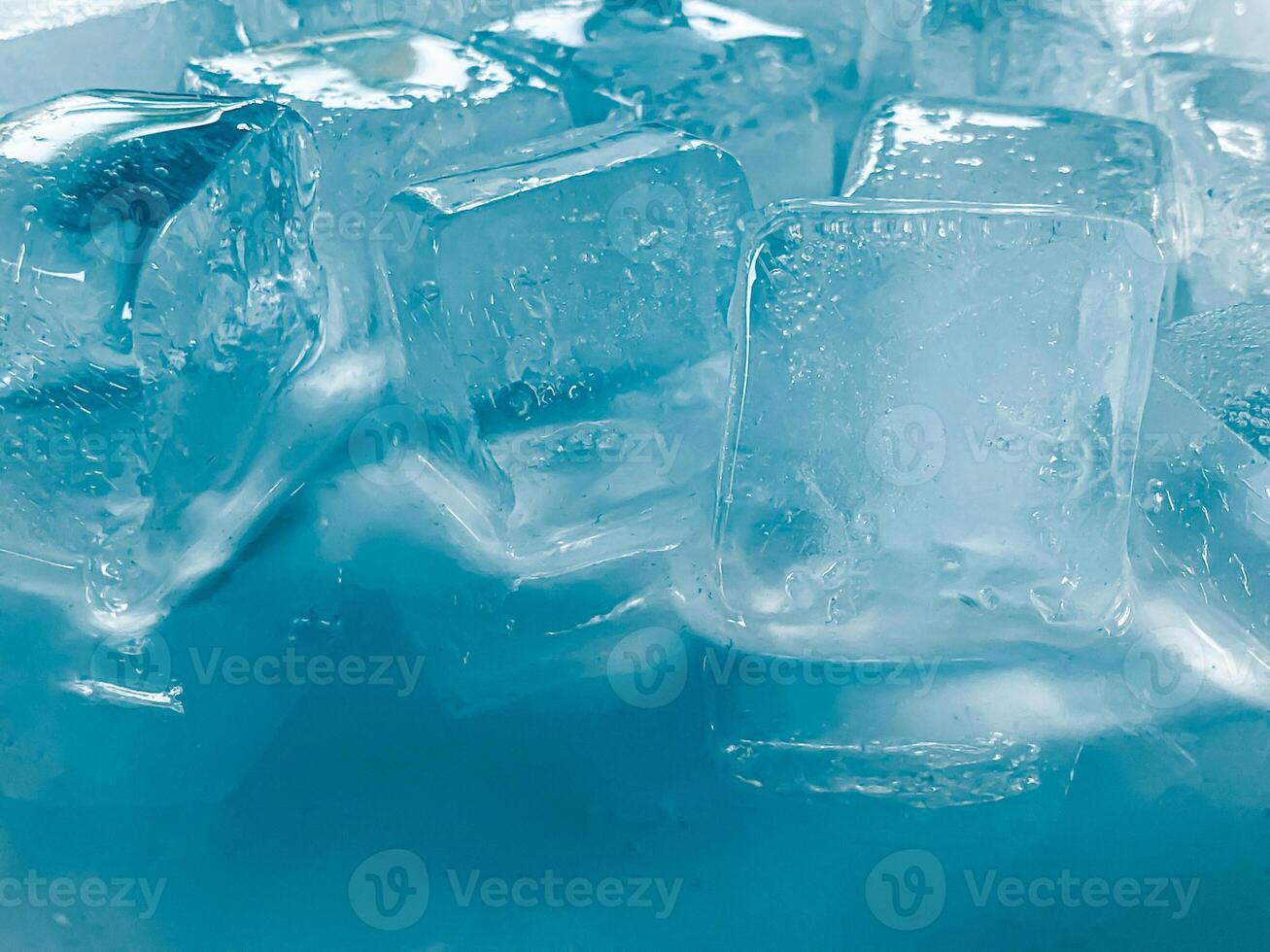 cubos de hielo fondo,cubitos de hielo textura, cubitos de hielo papel pintado, hielo ayuda a sensación refrescado y frio agua desde el cubos de hielo ayuda el agua actualizar tu vida y sensación bueno.hielo bebidas para refresco negocio foto