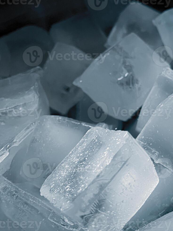 cubos de hielo fondo,cubitos de hielo textura, cubitos de hielo papel pintado, hielo ayuda a sensación refrescado y frio agua desde el cubos de hielo ayuda el agua actualizar tu vida y sensación bueno.hielo bebidas para refresco negocio foto