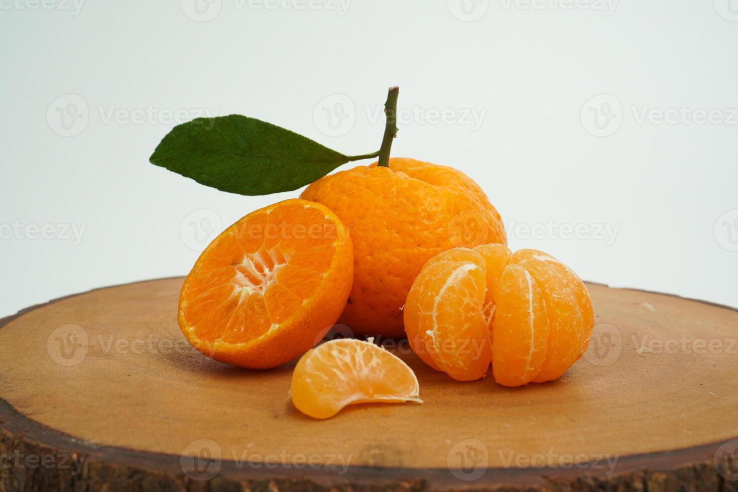 grupo de naranja Fruta consiste de entero, pedazo y medio naranja en madera aislado en blanco antecedentes foto