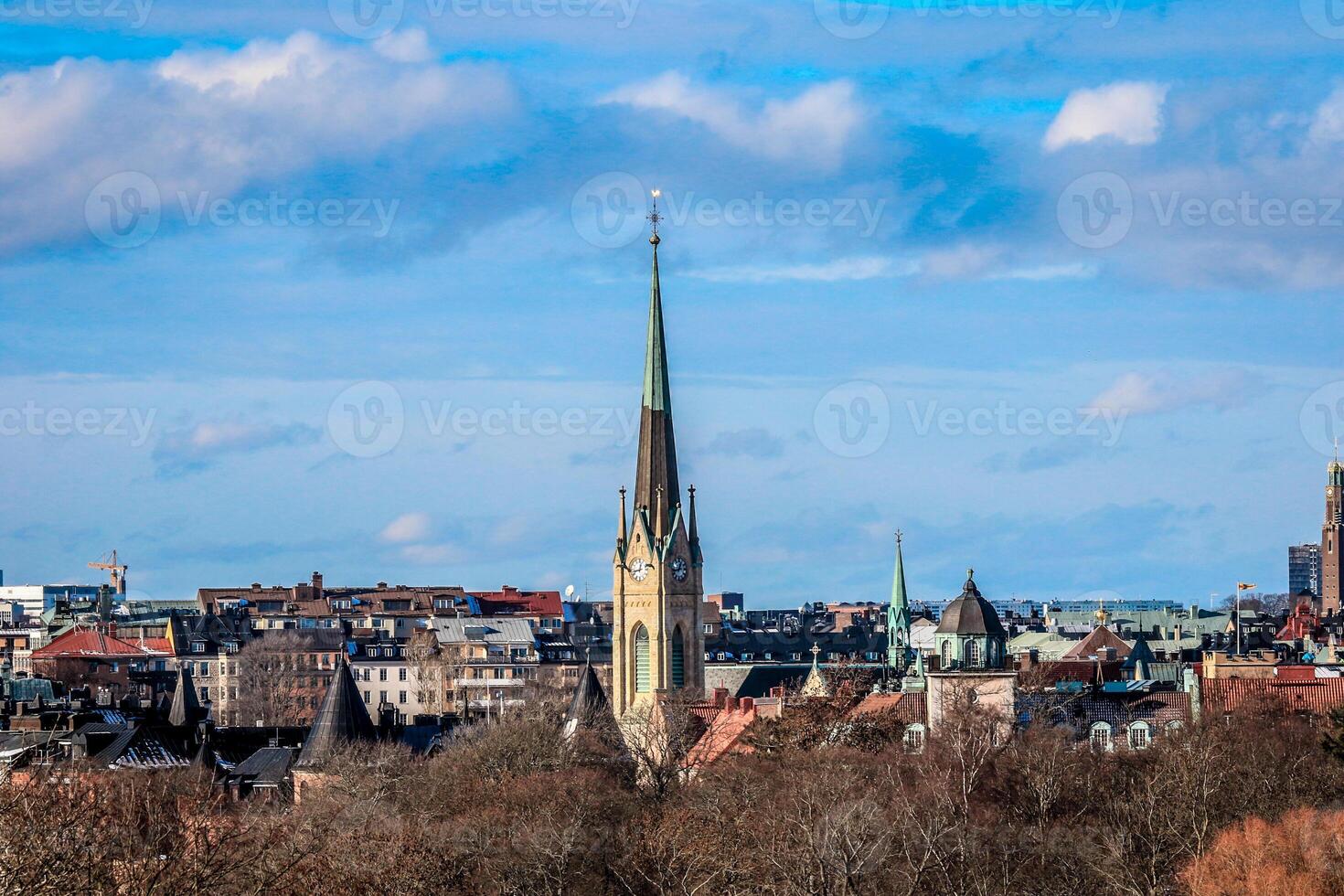 un ver de Estocolmo paisaje urbano con alto edificios foto