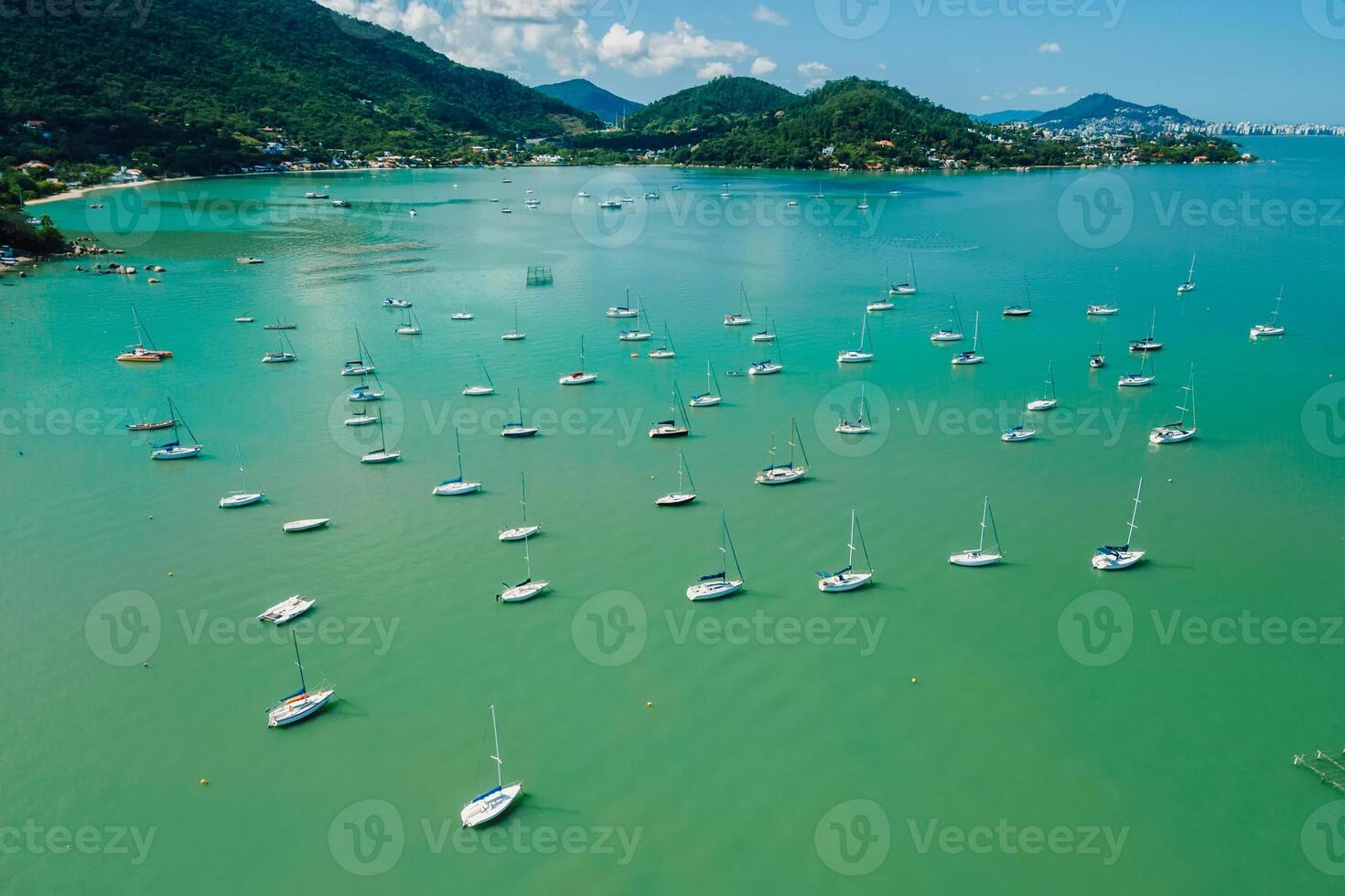 navegación barcos en centro de deportes acuáticos cerca Papa Noel catarina isla. aéreo ver foto