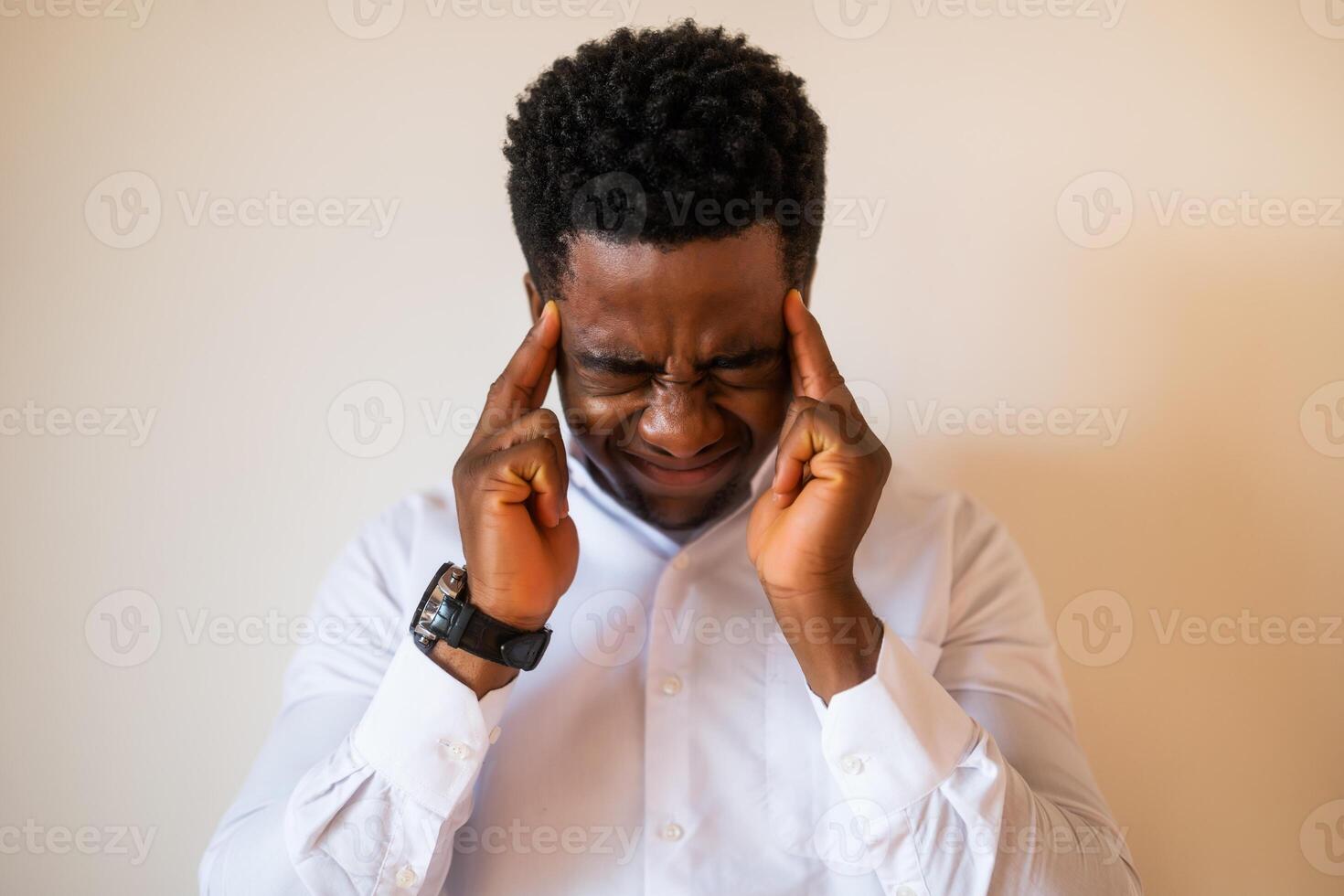 retrato de joven empresario quien es cansado y teniendo dolor de cabeza. foto