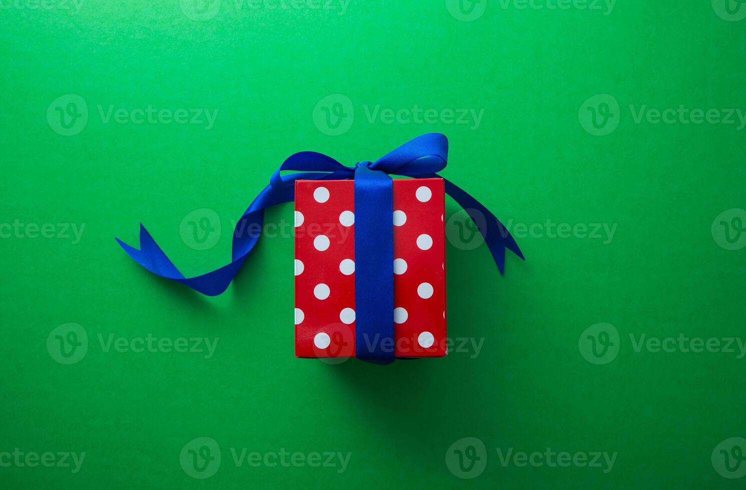 rojo regalo caja con azul cinta foto