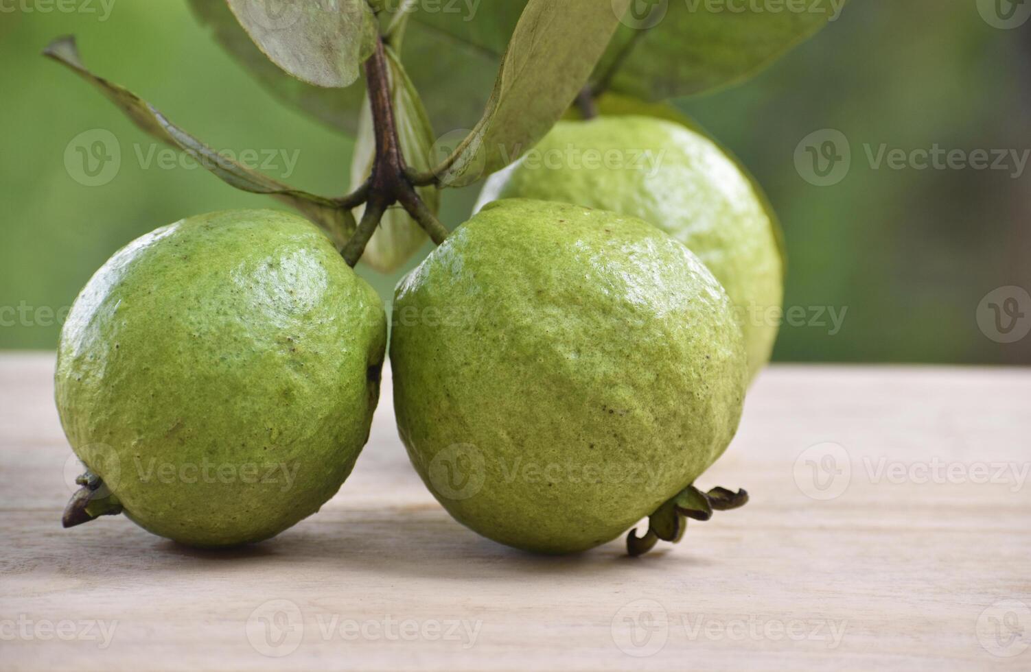 verde guayaba, lleno con vitaminas, un vibrante Estallar de nutrición en cada jugoso, sano morder. foto